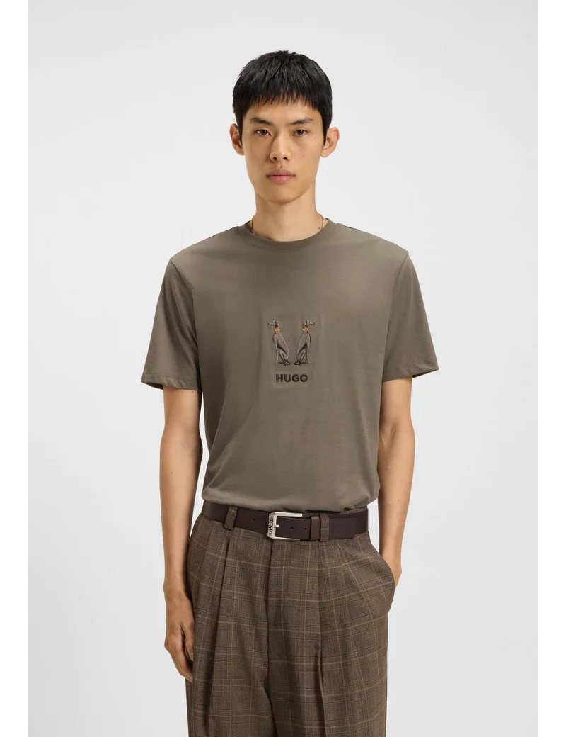 هوجو تيشيرت قطني مطرز بشعار